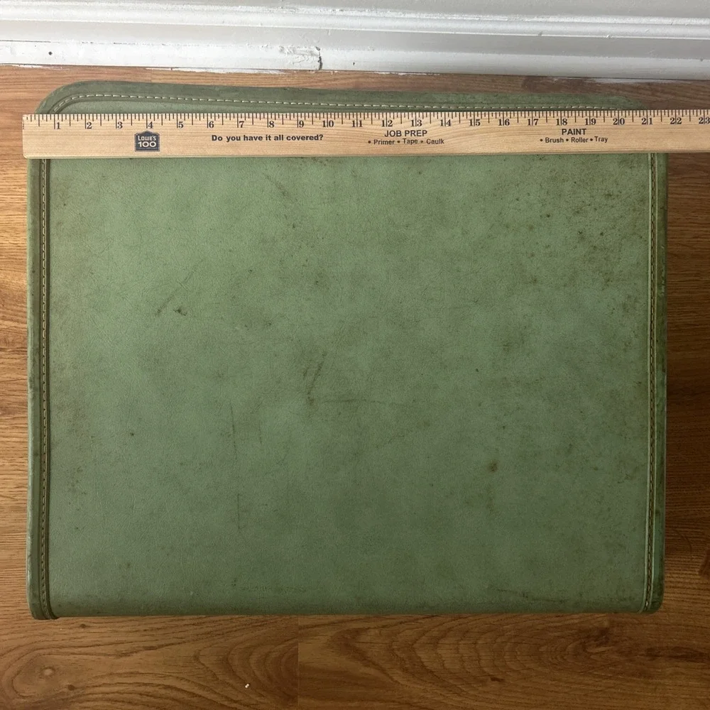 Vintage 1950s Taperlite Green Leather Suitcase Green   L 21 x W 17 x H 7 No Key
